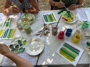 Zoom sur le matériel lors d'un atelier aquarelle en plein air